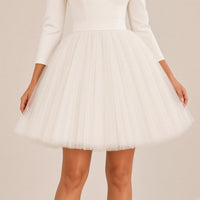 Robe de mariée courte portée, détail de la ceinture et de la jupe en tulle superposé