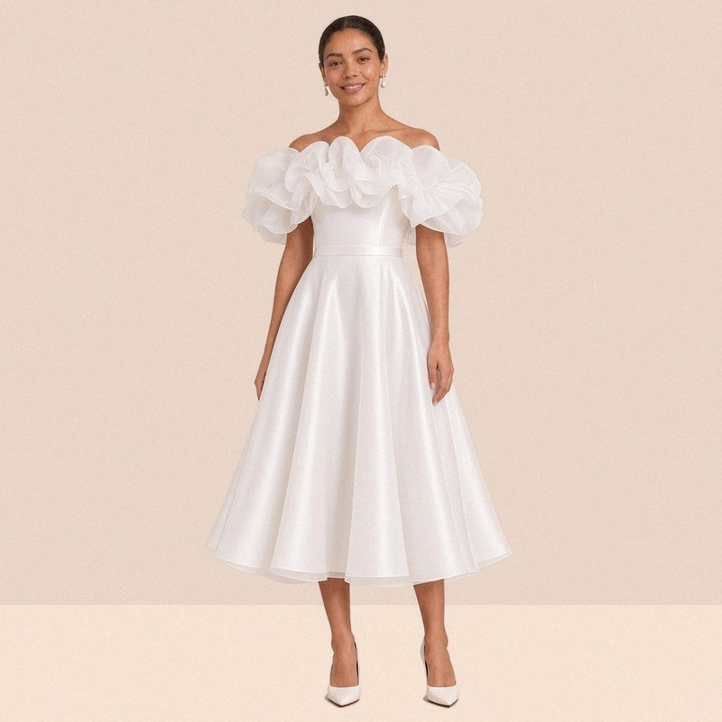 Robe de mariée blanche courte à épaules dénudées et volants en organza – vue de face, portée par une mannequin.