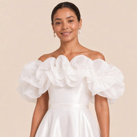 Robe de mariée blanche – détail des volants en organza parsemés de petites perles et du corsage satiné.