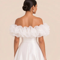 Robe de mariée blanche – détail du dos : volant en organza et corsage satiné.
