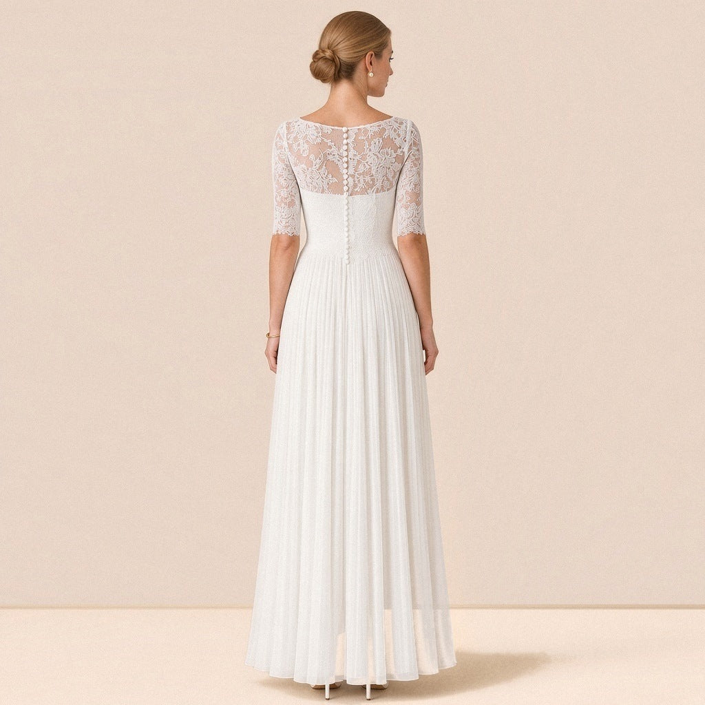 Robe de mariée en dentelle vue de dos : empiècement transparent et rangée de petits boutons