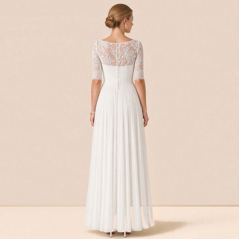 Robe de mariée en dentelle vue de dos : empiècement transparent et rangée de petits boutons