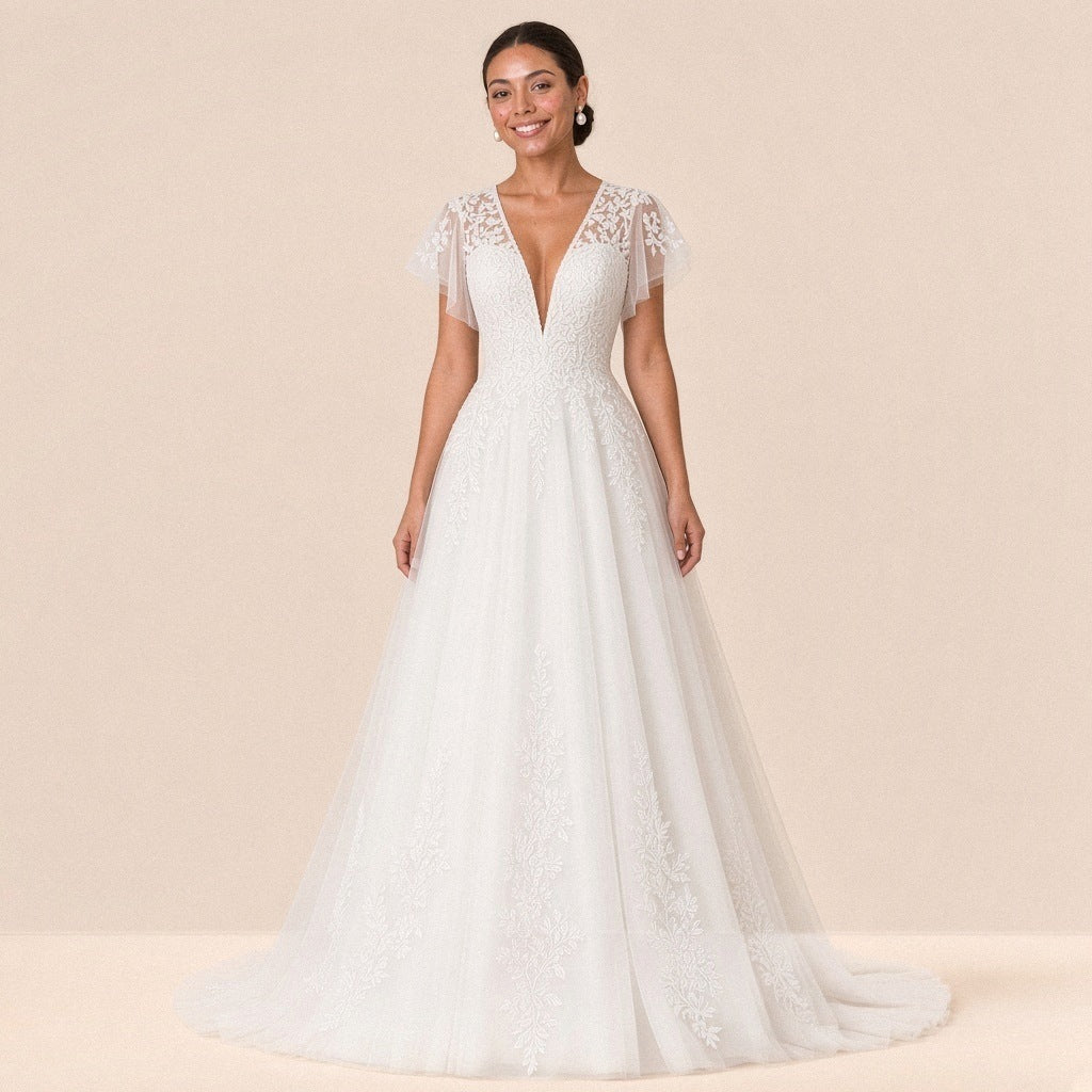 Robe de mariée longue en dentelle et tulle à décolleté en V plongeant, vue de face, SAKIWE