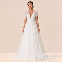 Robe de mariée longue en dentelle et tulle à décolleté en V plongeant, vue de face, SAKIWE