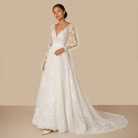 Robe de mariée en dentelle et tulle vue de trois quarts, longue traîne bordée de dentelle