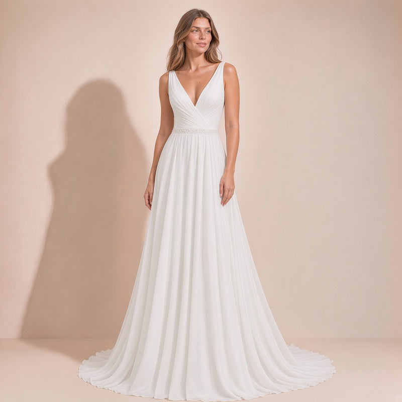 Femme portant la robe de mariée blanche à col V et buste drapé, vue de face