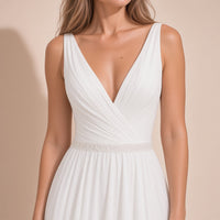 Robe de mariée portée, détail du décolleté en V, du buste drapé croisé et de la ceinture perlée