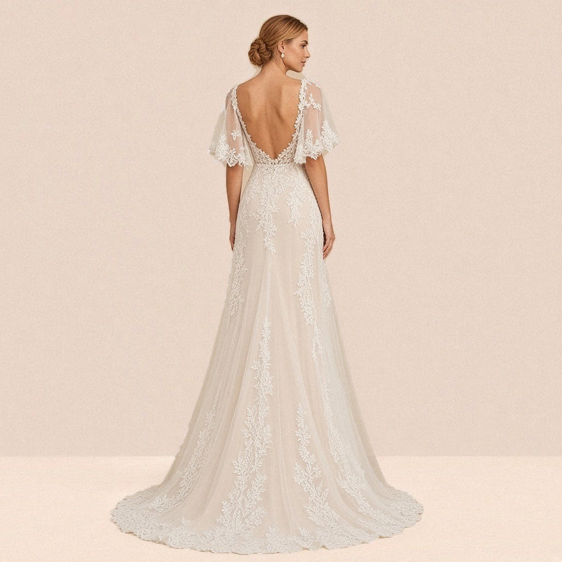 Robe de mariée en dentelle vue de dos, dos ouvert en arrondi et petite traîne