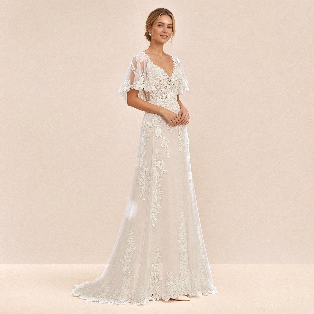 Robe de mariée en dentelle de trois quarts, manches cape en tulle et coupe sirène douce