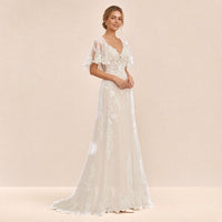 Robe de mariée en dentelle de trois quarts, manches cape en tulle et coupe sirène douce