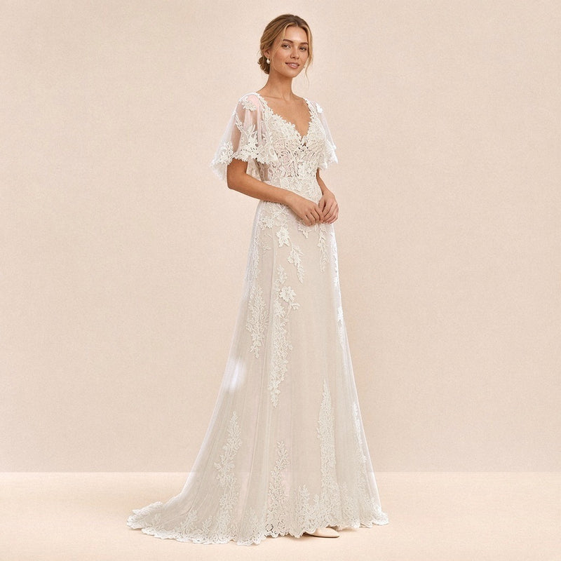 Robe de mariée en dentelle de trois quarts, manches cape en tulle et coupe sirène douce