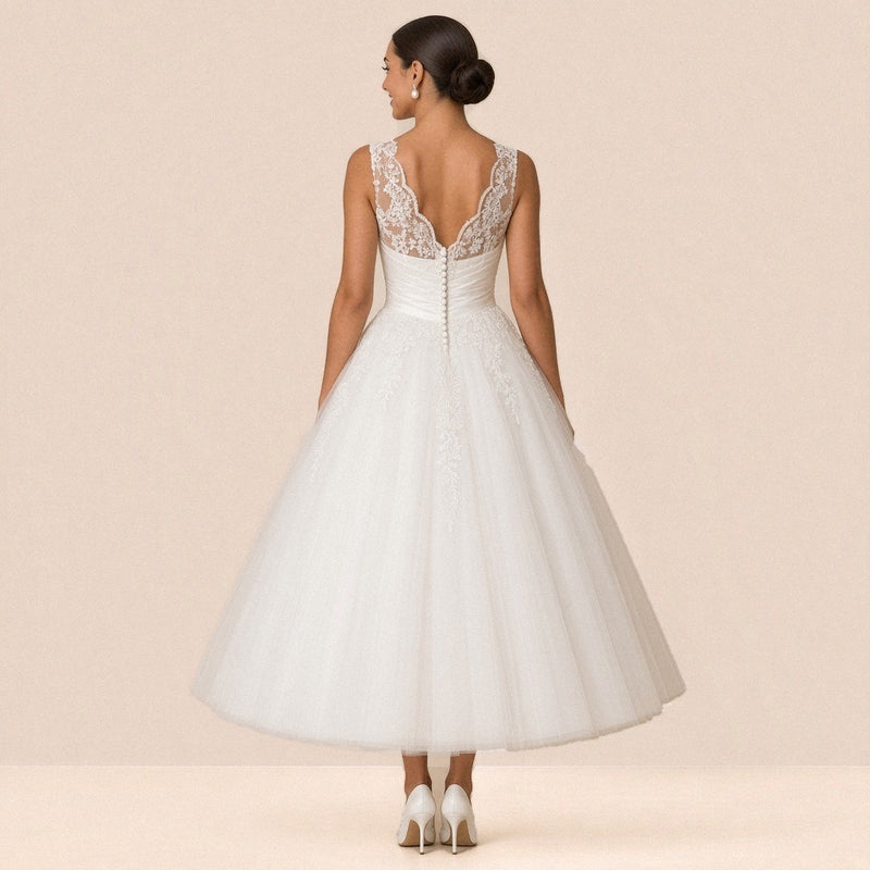 Robe de mariée en tulle vue de dos, dos en V bordé de dentelle et rangée de boutons