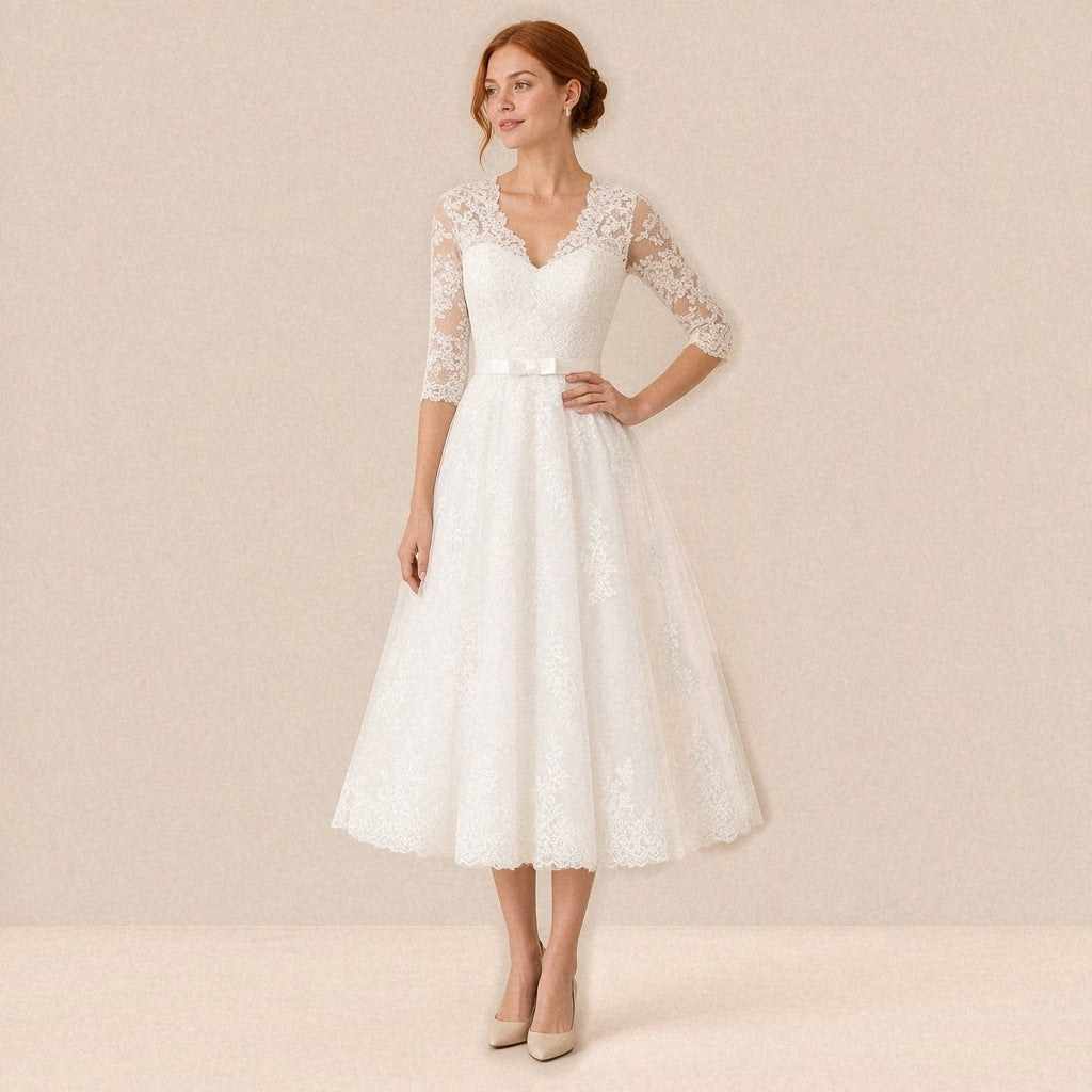 Robe de mariée mi-longue en dentelle col V et manches 3/4 – vue de face