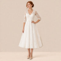Robe de mariée mi-longue en dentelle col V et manches 3/4 – vue de face