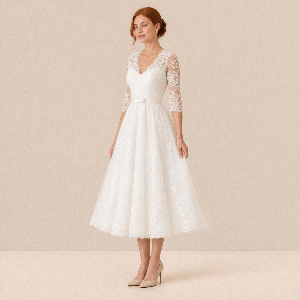 Robe de mariée mi-longue en dentelle col V et manches 3/4 – vue de trois quarts