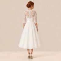 Robe de mariée mi-longue en dentelle col V et manches 3/4 – dos en dentelle à boutons