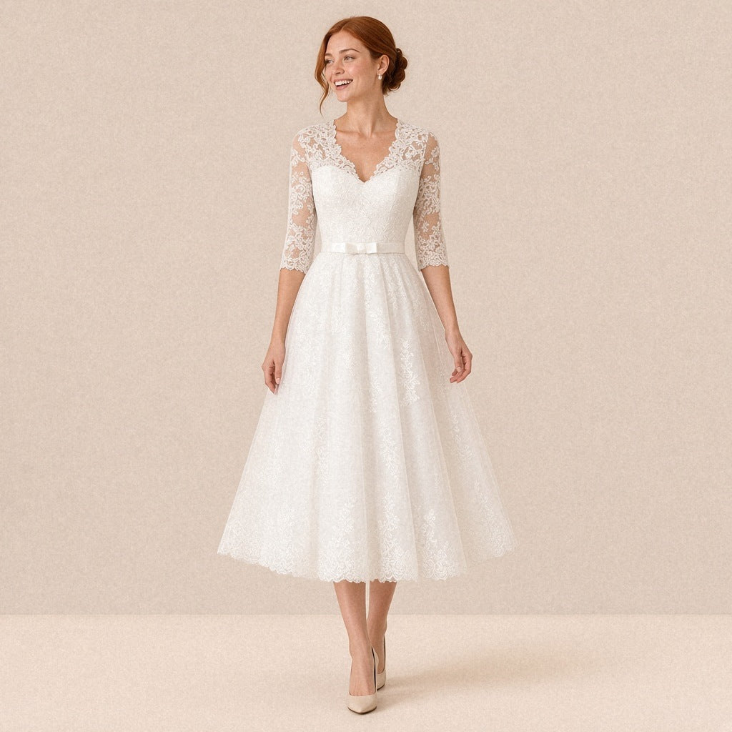 Robe de mariée mi-longue en dentelle col V et manches 3/4 – portée en mouvement
