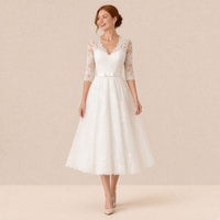 Robe de mariée mi-longue en dentelle col V et manches 3/4 – portée en mouvement