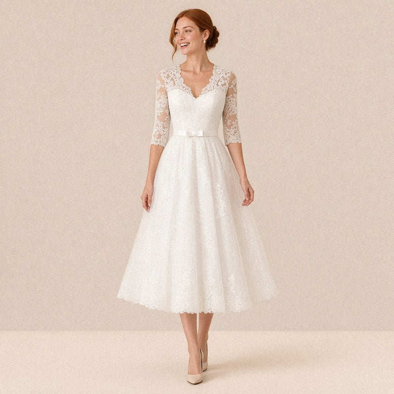 Robe de mariée mi-longue en dentelle col V et manches 3/4 – portée en mouvement