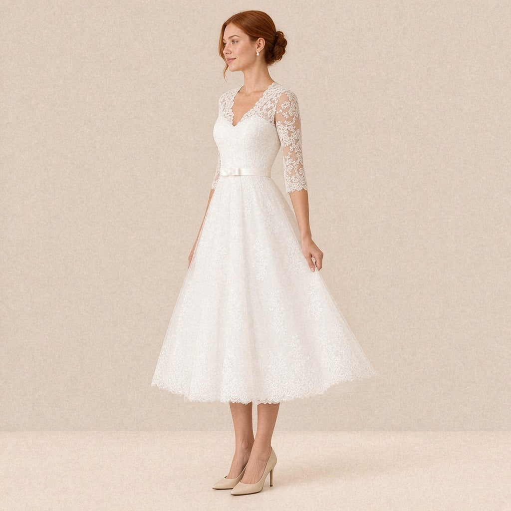 Robe de mariée mi-longue en dentelle col V et manches 3/4 – vue de côté, jupe en tulle