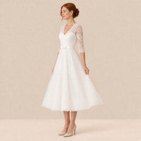 Robe de mariée mi-longue en dentelle col V et manches 3/4 – vue de côté, jupe en tulle