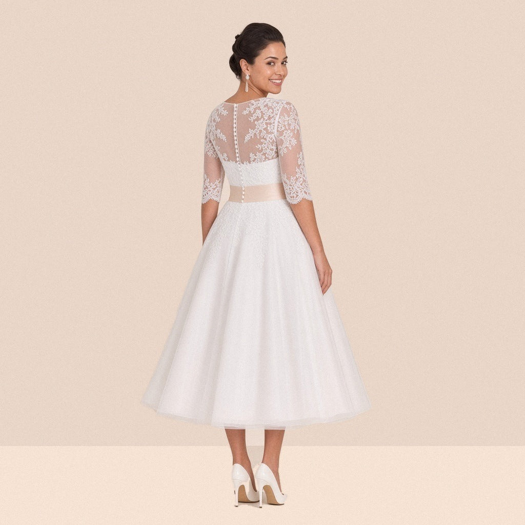 Robe de mariée en dentelle vue de dos, dos illusion orné de petits boutons