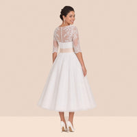 Robe de mariée en dentelle vue de dos, dos illusion orné de petits boutons