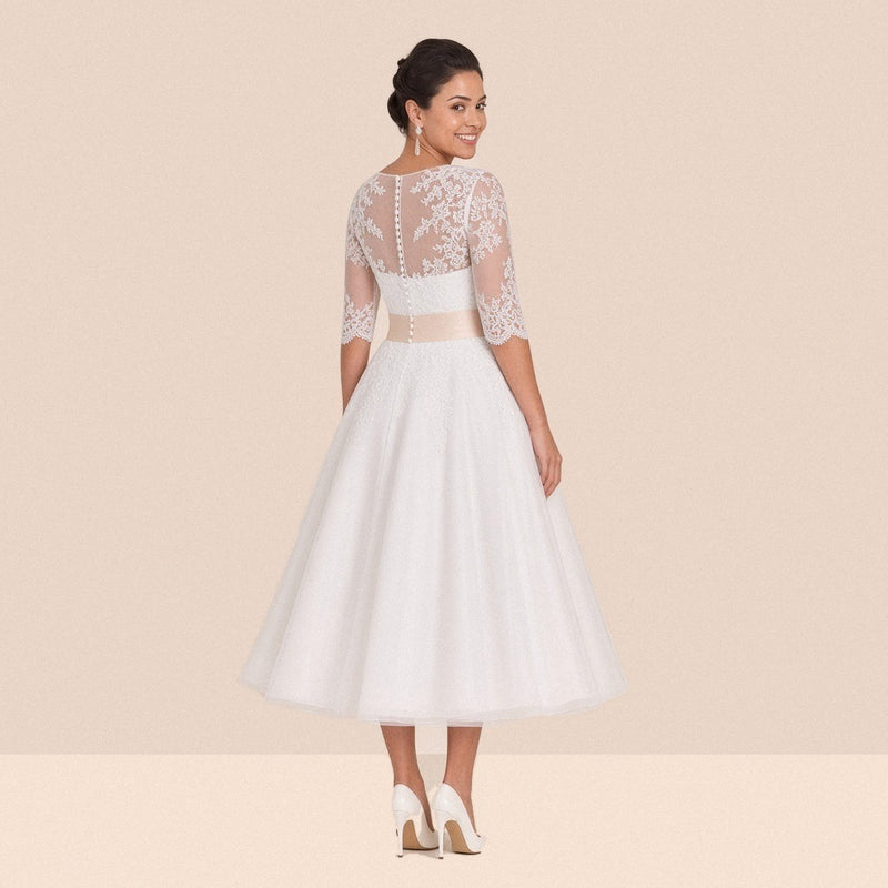 Robe de mariée en dentelle vue de dos, dos illusion orné de petits boutons