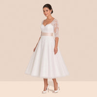 Robe de mariée mi-longue de trois quarts, décolleté en V et jupe trapèze