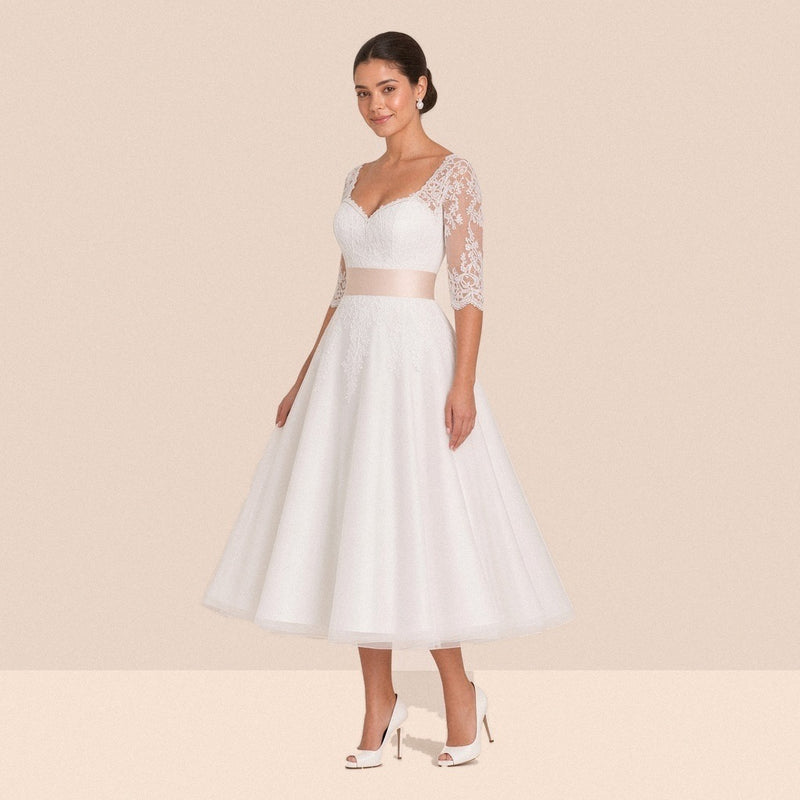 Robe de mariée mi-longue de trois quarts, décolleté en V et jupe trapèze