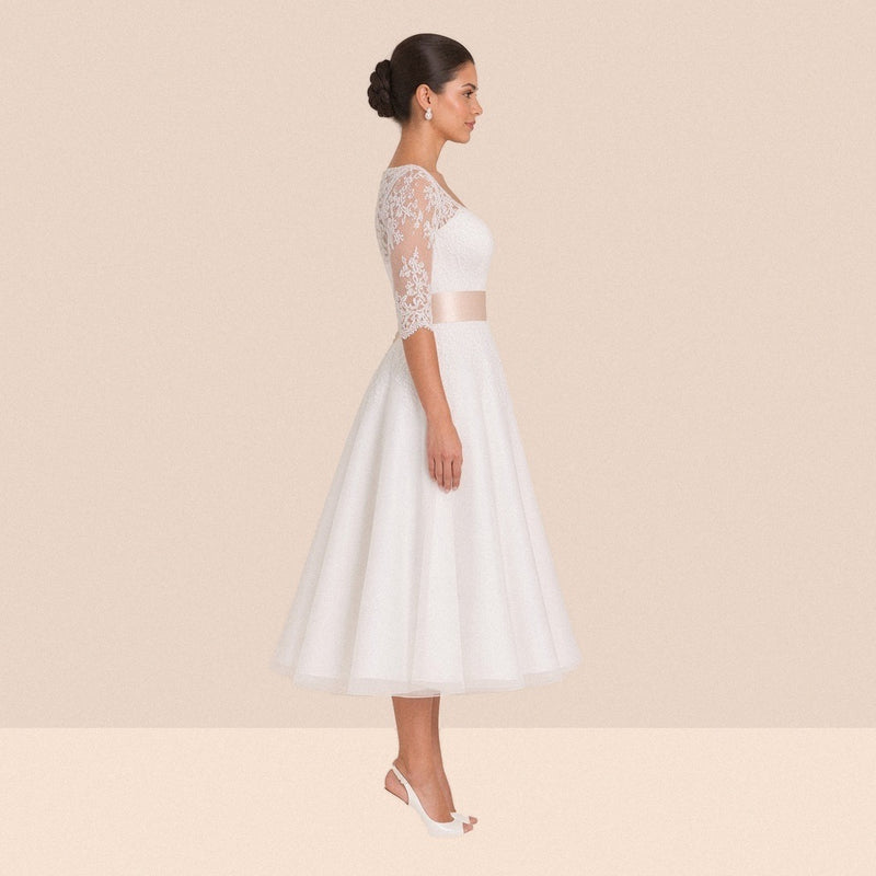 Robe de mariée en dentelle de profil, manche au coude et ceinture champagne