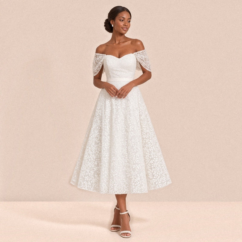 Robe de mariée mi-longue en dentelle à épaules dénudées – vue de face