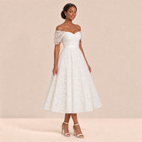 Robe de mariée mi-longue en dentelle à épaules dénudées – vue de trois quarts