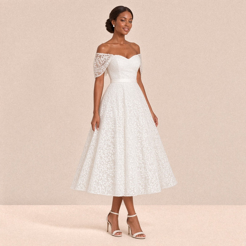 Robe de mariée mi-longue en dentelle à épaules dénudées – vue de trois quarts