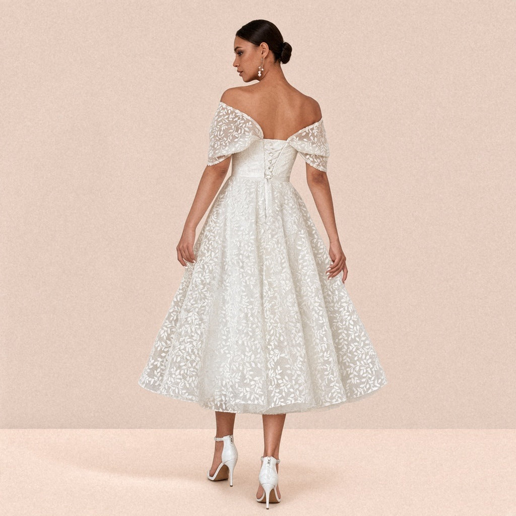 Robe de mariée mi-longue en dentelle à épaules dénudées – dos boutonné