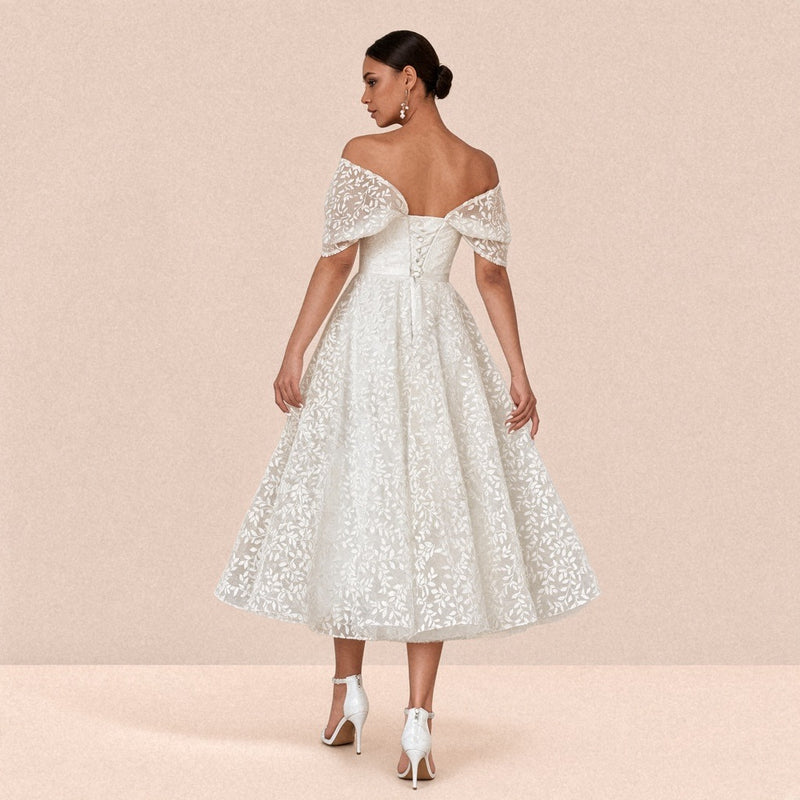 Robe de mariée mi-longue en dentelle à épaules dénudées – dos boutonné