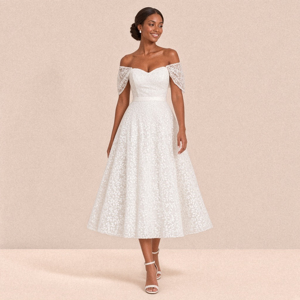 Robe de mariée mi-longue en dentelle à épaules dénudées – portée en mouvement