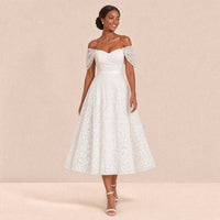 Robe de mariée mi-longue en dentelle à épaules dénudées – portée en mouvement
