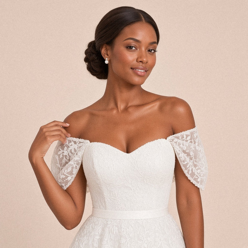 Robe de mariée mi-longue en dentelle à épaules dénudées – détail du buste et des manches drapées