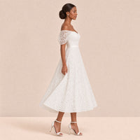 Robe de mariée mi-longue en dentelle à épaules dénudées – vue de profil, jupe évasée