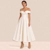 Robe de mariée mi-longue en satin épaules dénudées et nœud au dos