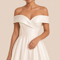 Robe de mariée portée, détail de l’encolure épaules dénudées en cœur et du buste ajusté