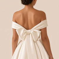 Robe de mariée portée, détail du grand nœud noué au centre du dos