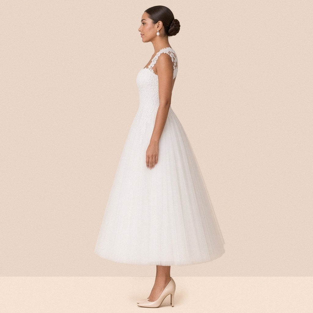 Robe de mariée blanche mi-longue en tulle – vue de profil, longueur mi-mollet.
