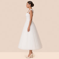Robe de mariée blanche mi-longue en tulle – vue de profil, longueur mi-mollet.