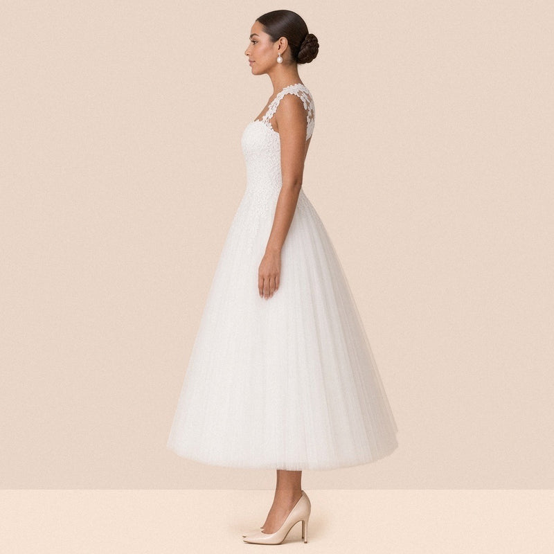 Robe de mariée blanche mi-longue en tulle – vue de profil, longueur mi-mollet.