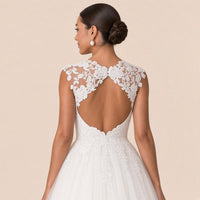 Robe de mariée blanche – détail du dos ouvert en goutte encadré de dentelle.