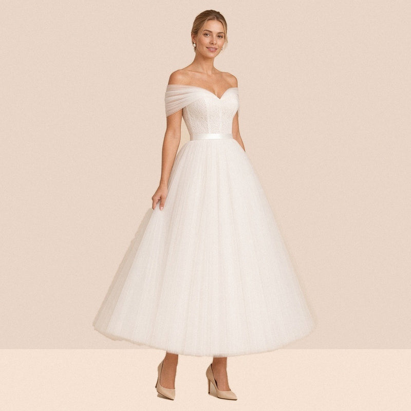 Robe de mariée ivoire mi-longue en tulle – vue de trois quarts, jupe ample au-dessus de la cheville.