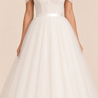 Robe de mariée ivoire – détail de la ceinture satinée et de la jupe ample en tulle.