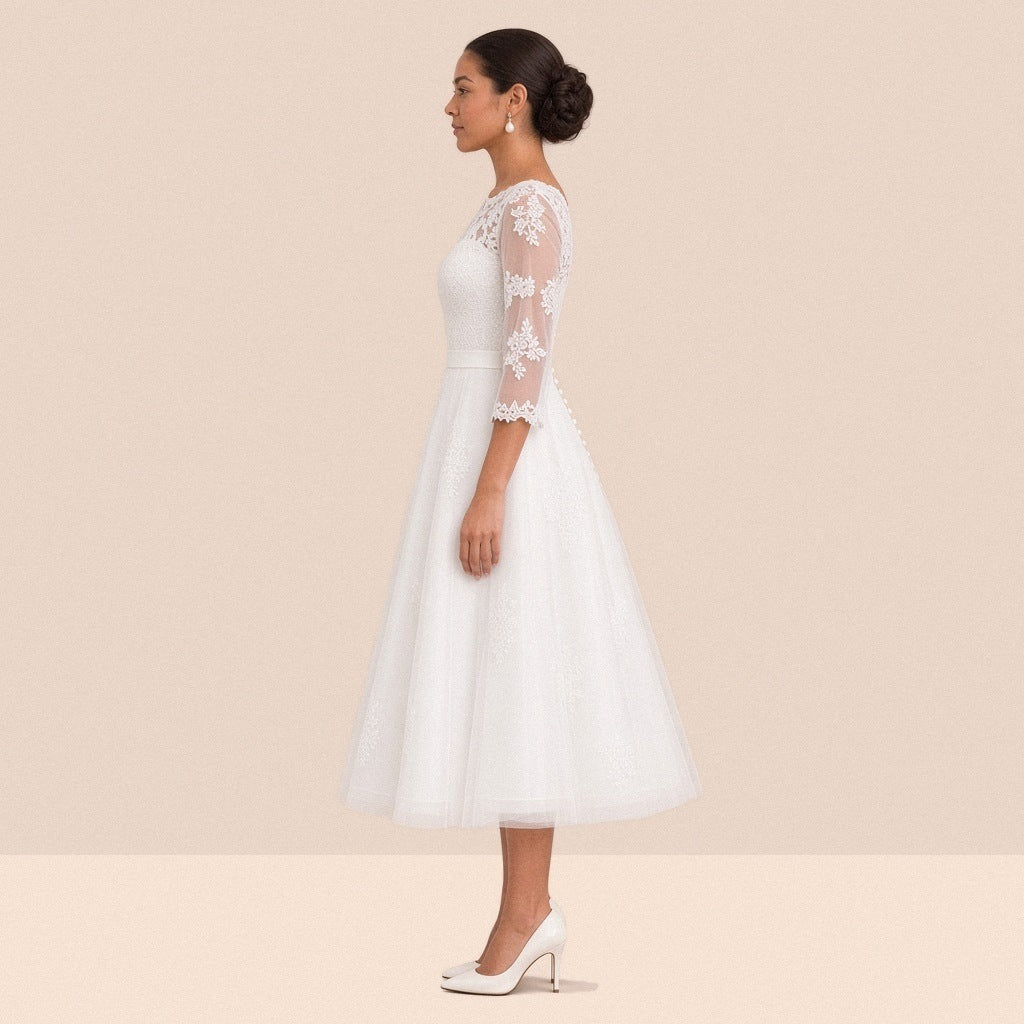 Robe de mariée en tulle de profil, manche 3/4 en dentelle et ceinture satinée